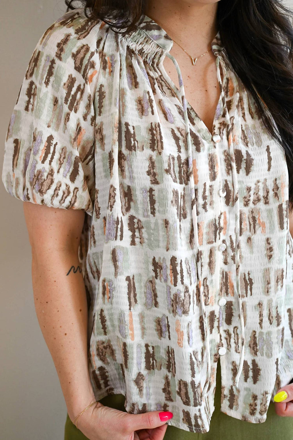 Women's Jewell Avenue Button Up Blouse In Beige