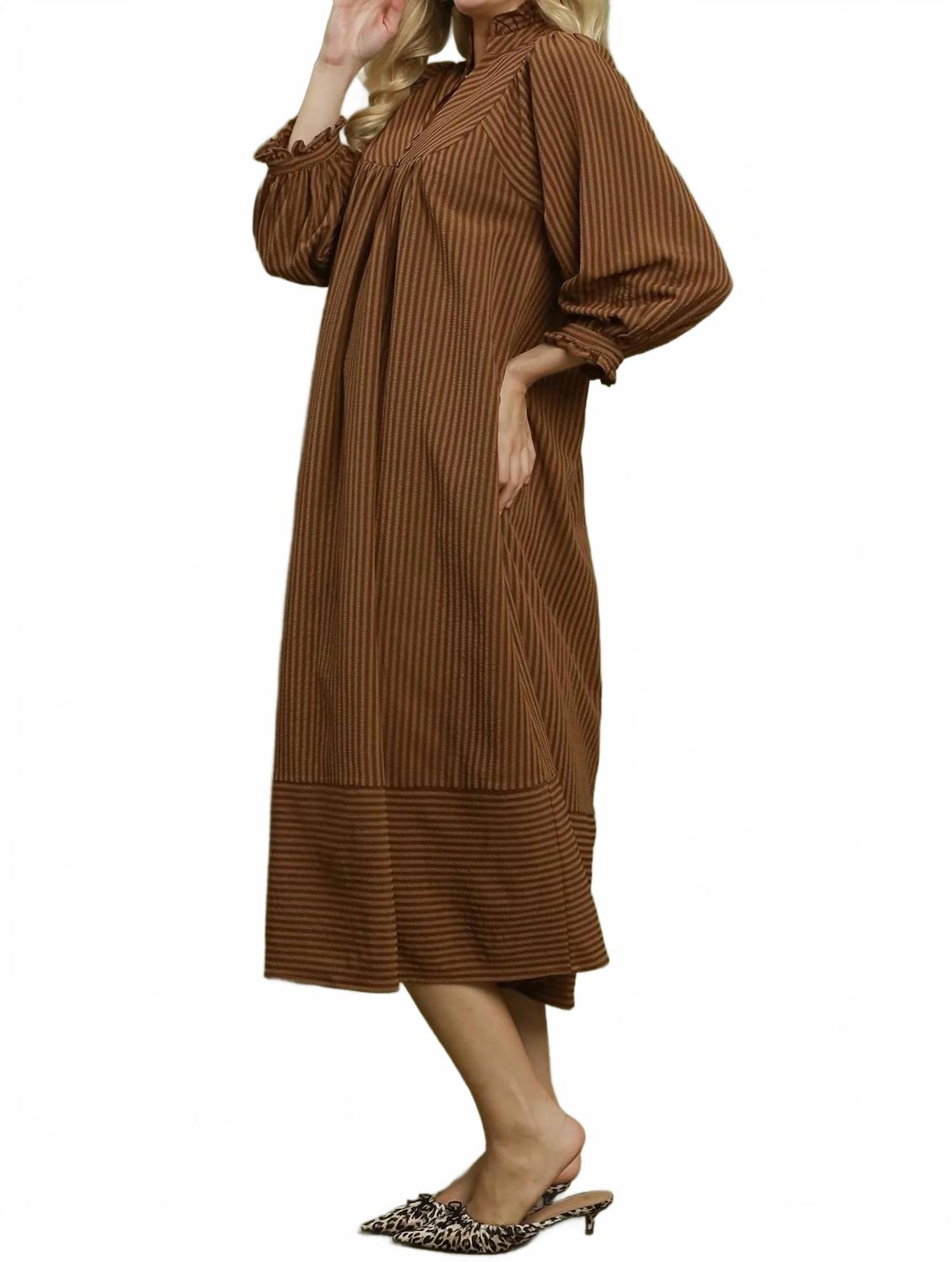 Hadley Seersucker Midi Dress - Curvy In Brown